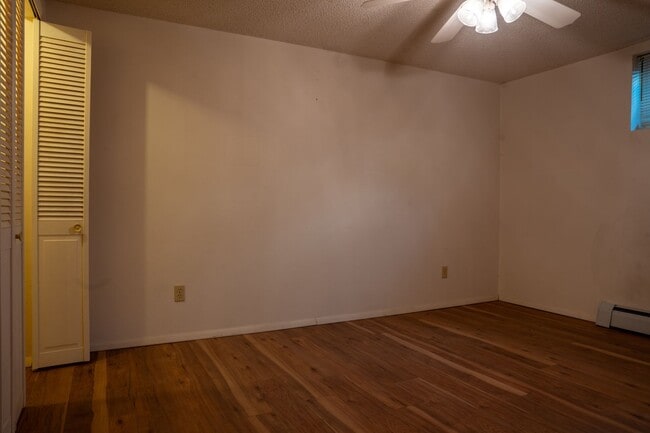 Building Photo - Spacious 6 bedroom home with 3 non conform...