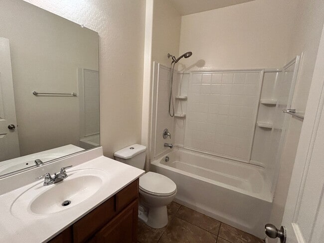 Building Photo - Spacious 4 Bedroom, 3 Bath Two-Story Glend...