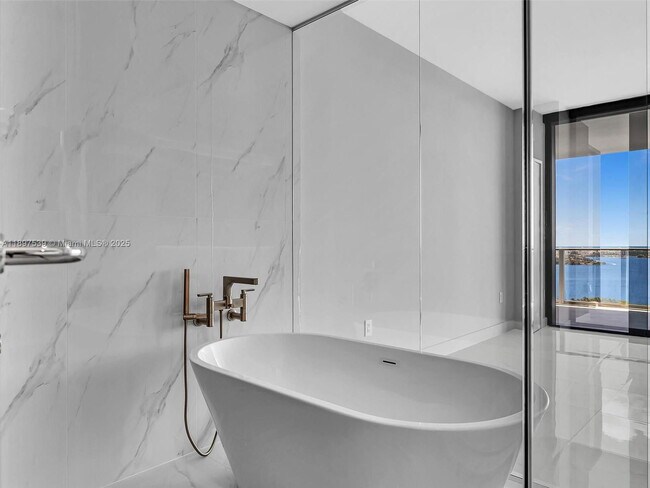 Building Photo - 700 NE 24th St