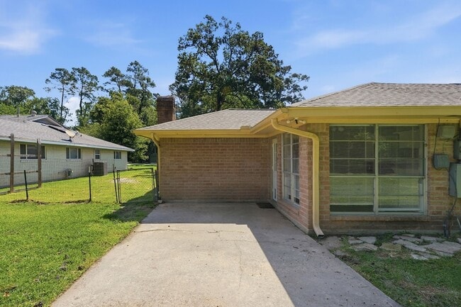 Building Photo - 25611 Timberlane Dr