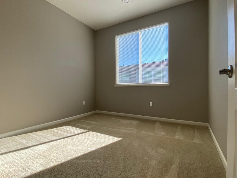 Building Photo - 527 Clover Cir