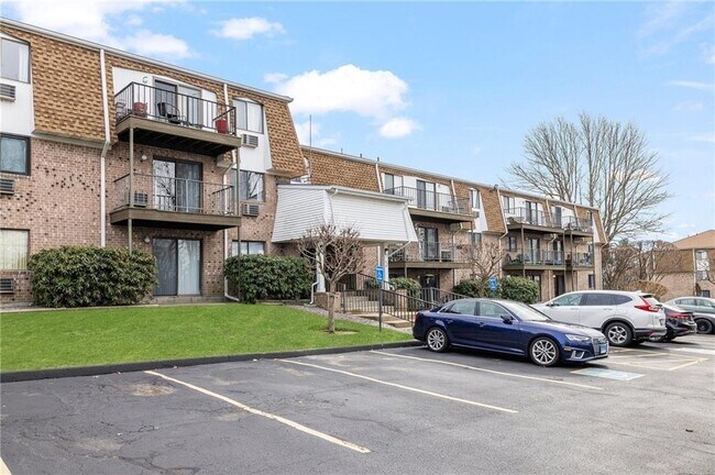 Building Photo - 750 Quaker Ln