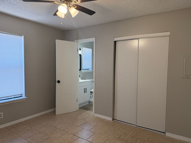 Building Photo - Charming 1-Bedroom in Hardlandale *WATER INCLUDED*