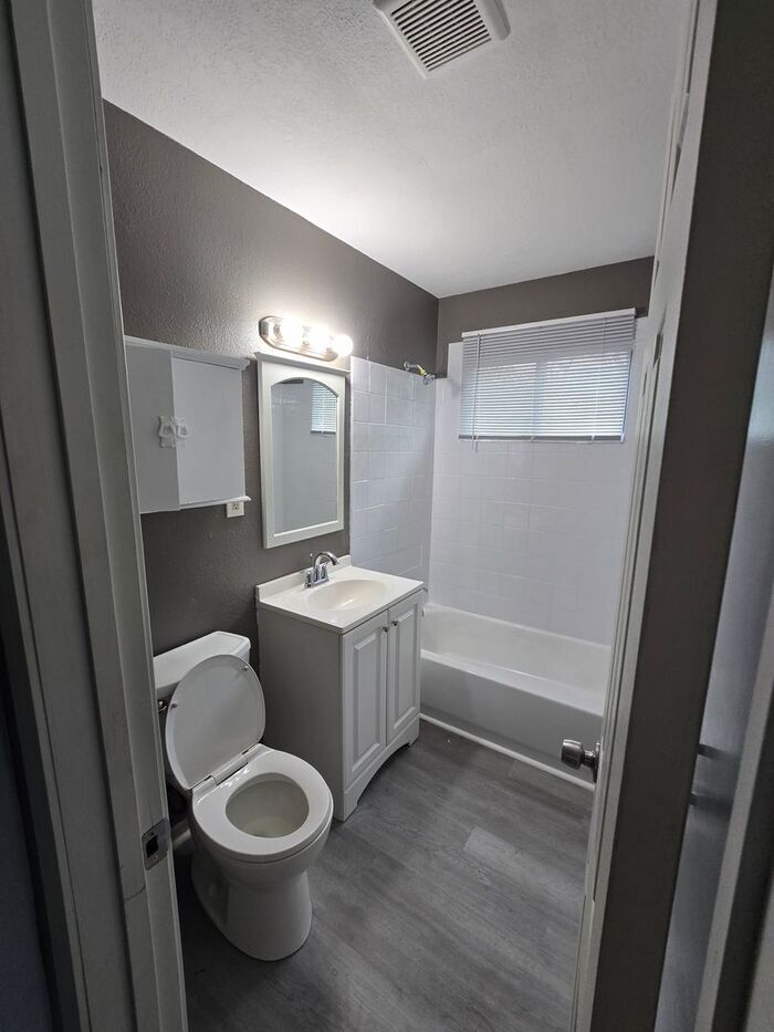 Building Photo - 5134 N Corrington Ave