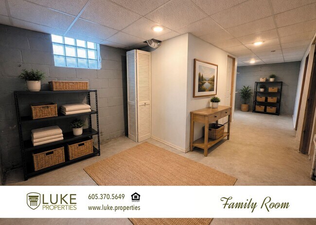 Building Photo - 712 N Blauvelt Ave