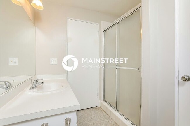 Building Photo - 4 Bedroom Pet-Friendly Home in Edgewood, FL with Main Street Renewal