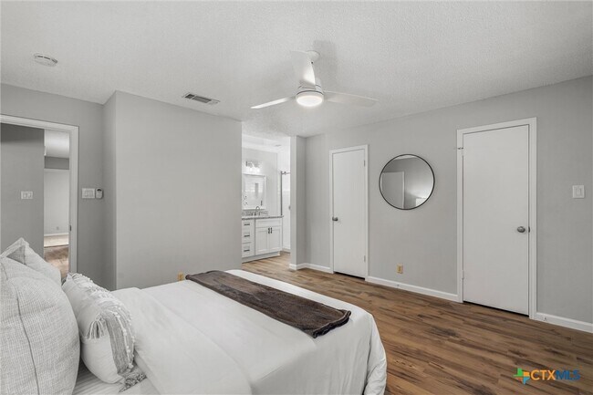 Building Photo - 101 N Kings Canyon Dr