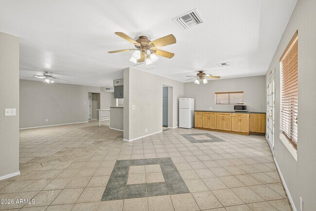 Building Photo - 1137 E Bishop Dr