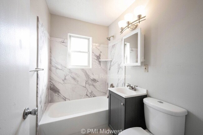 Building Photo - 140 E 19th St