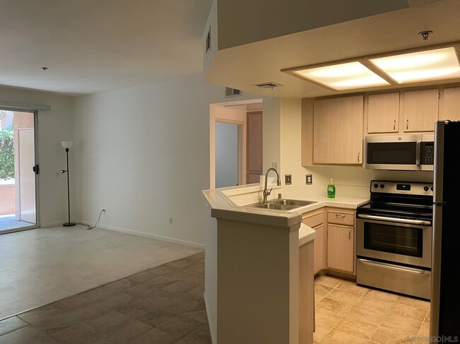 Building Photo - 640 Camino De La Reina