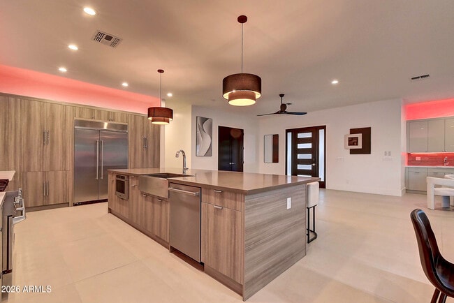 Building Photo - 6401 E Larkspur Dr