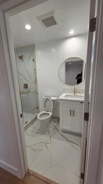 Building Photo - 805 W Glenoaks Blvd