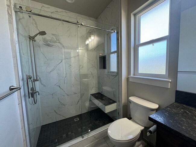 Building Photo - Rooms for rent in wonderful North Roseburg Home with views in Winchester