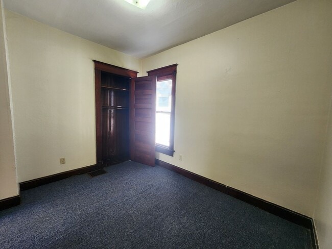 Building Photo - 3 Bedroom House w/Detached Garage!!!