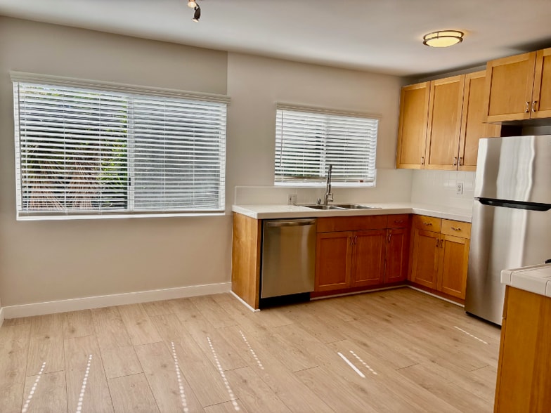 Building Photo - 808-812 Westmount Dr