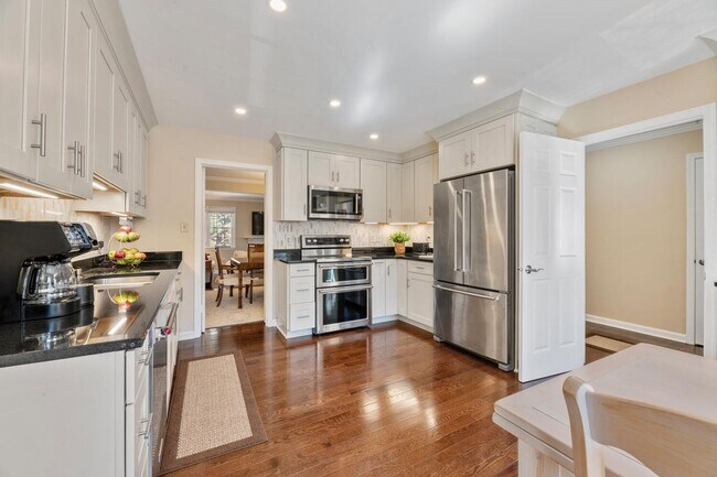 Building Photo - 4 Bedroom, 3.5 Bath Furnished Townhouse Available