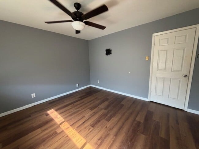 Building Photo - Newly renovated Town House for Rent 3Br / 2 Ba Section 8 Welcome !