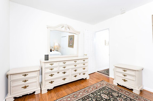 Building Photo - Stunning 4 Bedroom 3 and a Half Bath Bethe...