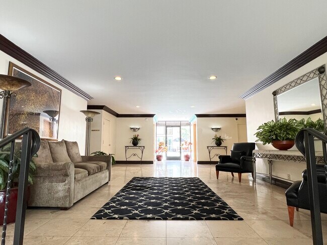 Building Photo - 1015 N Kings Rd