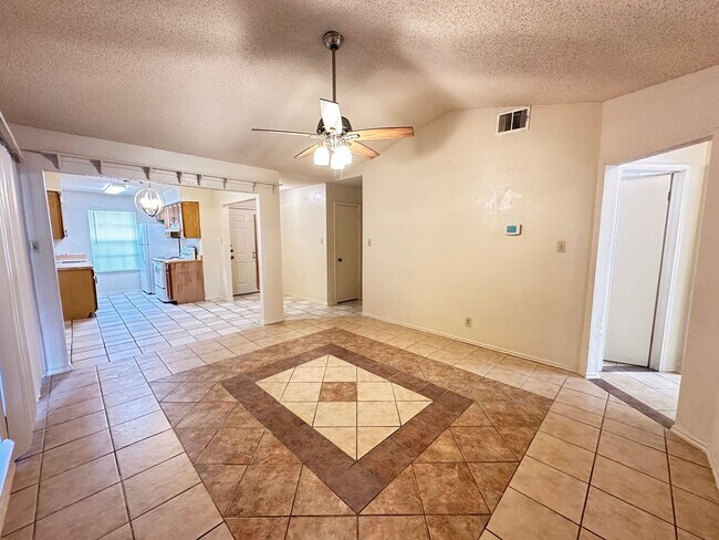 Building Photo - Charming 2-bedroom 1 bath 1 car garage loc...