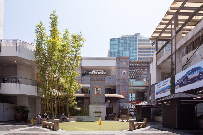 Building Photo - 685 S New Hampshire Ave