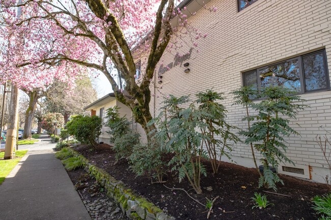 Building Photo - Classic Irvington Living in a Stylish Two-...