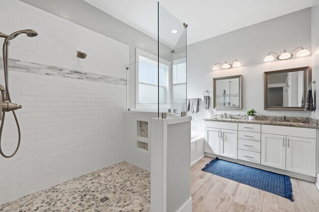 Building Photo - Stunning 4 Bedroom Home with Solar Energy & Private Pool!