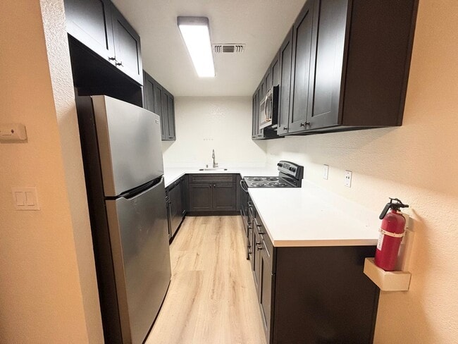 Building Photo - Remodeled Spacious 3BR/2BA Home in Prime Davis Location