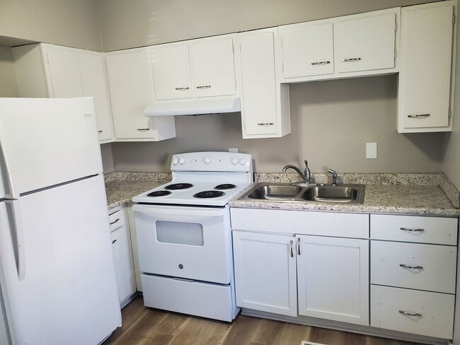 Building Photo - 3 Bedroom, 1 Bathroom with partially fence...