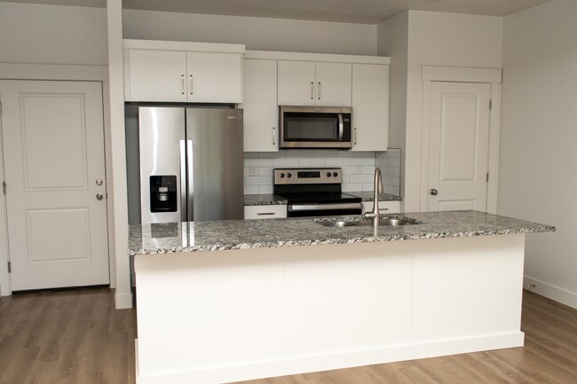 Building Photo - 418-1580 1580 E