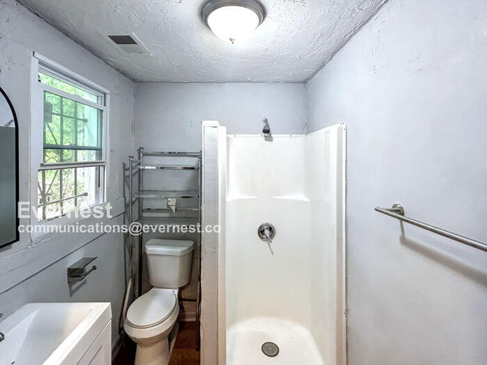 Building Photo - 2028 Powderly Ave SW