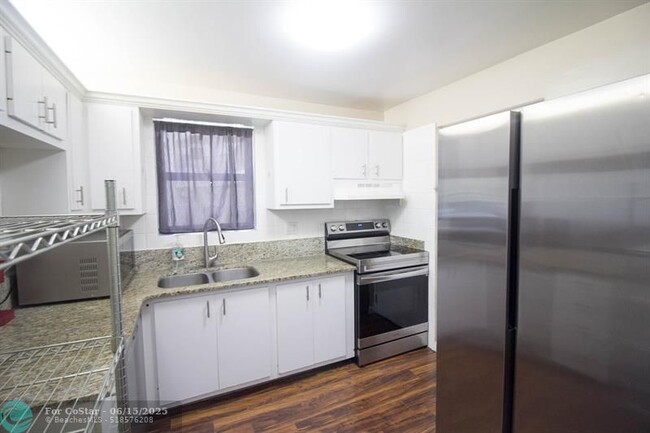 Building Photo - 2316 S Cypress Bend Dr