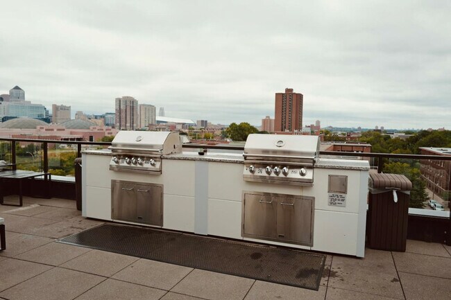 Building Photo - 10 E 18th St