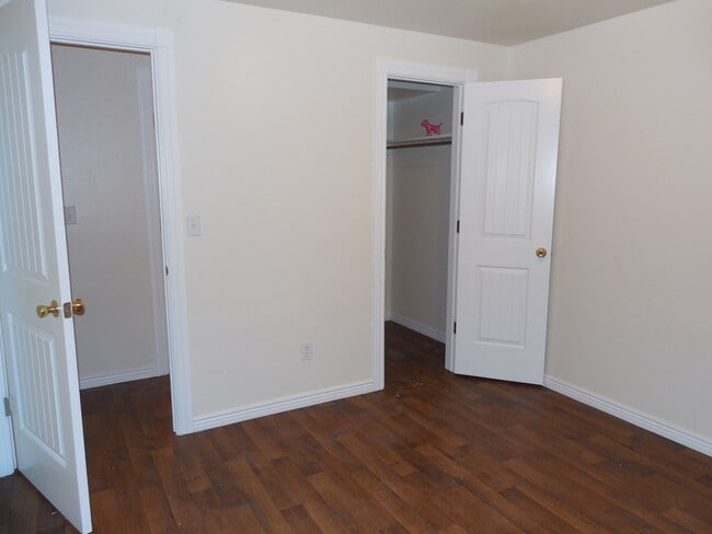 Building Photo - Cool Garden level unit, affordable utilities-only pay electric!
