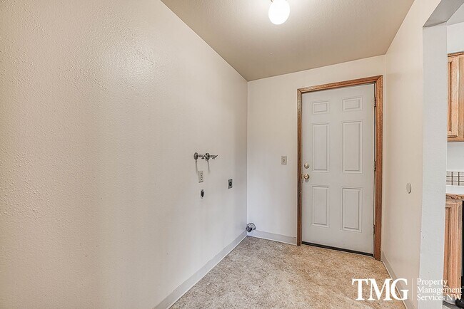 Building Photo - Classically Cute 2 Bed 1 Bath Duplex in Washougal