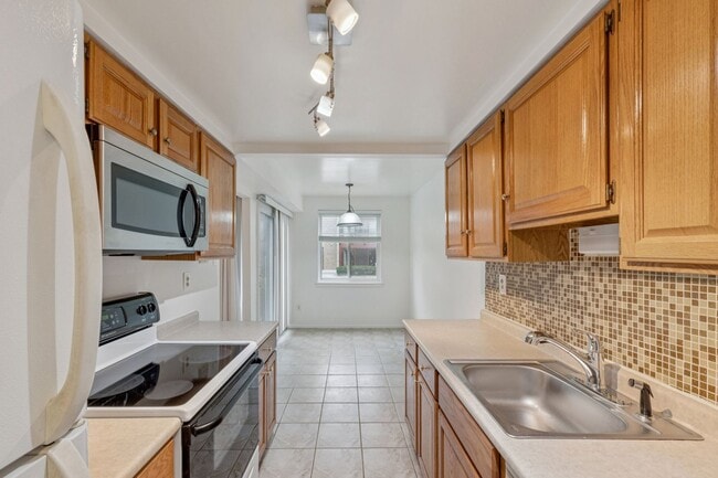 Building Photo - SPACIOUS Bright UNIT.