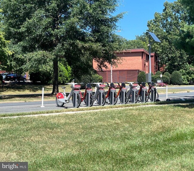 Building Photo - 1508 S George Mason Dr