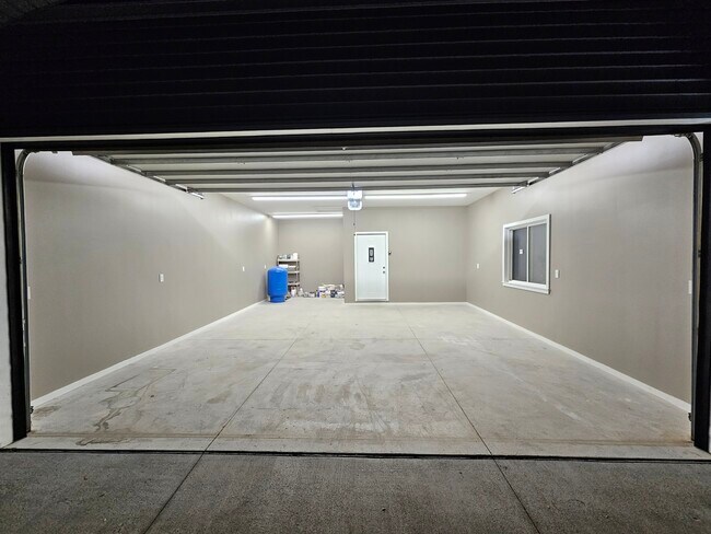 Building Photo - 4822 Hillcrest Dr