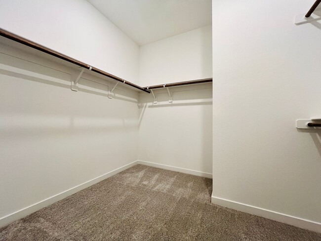 Building Photo - s 4 bedroom 2.5 Bathrooms with Loft, home ...