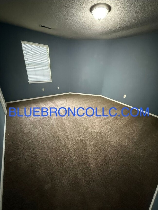 Building Photo - Spacious 3 bedroom townhome with attached 1 car garage