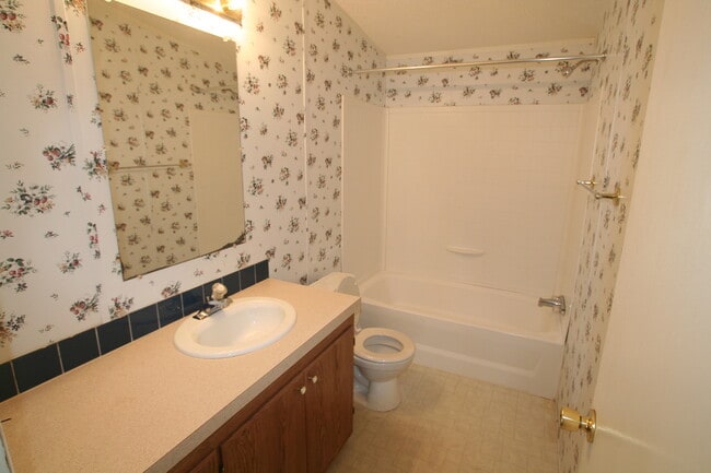 Building Photo - 3 bedroom in centralized location