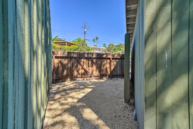 Building Photo - 2933 La Combadura Rd