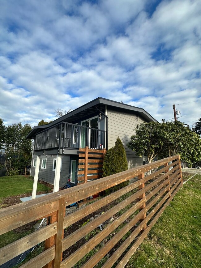 Primary Photo - Lake Stevens Luxury Duplex