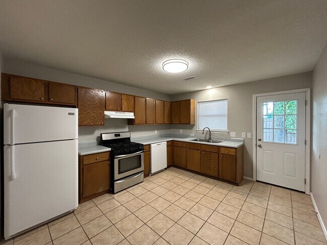 Building Photo - Minutes from Downtown Rogers – 2 Bed Apart...