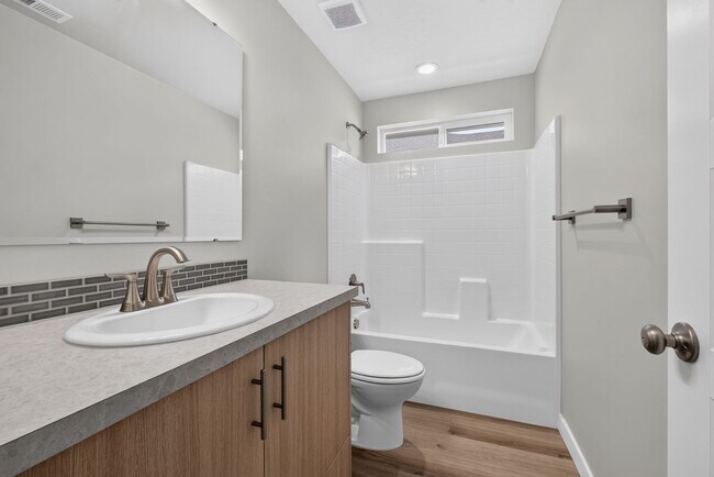 Building Photo - Brand New 4bd/2ba Single Level Nampa Home w/3-Car Garage