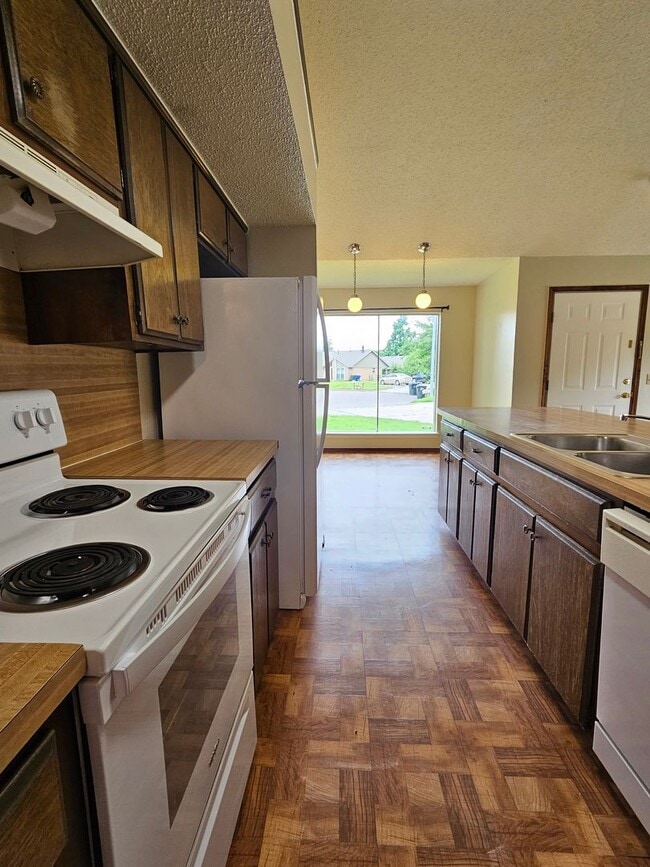 Building Photo - West Norman Duplex Avail NOW!