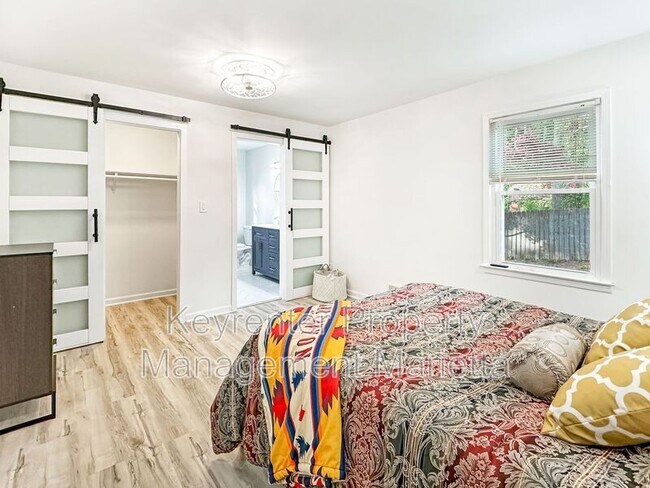 Building Photo - 651 Inglis Dr S E