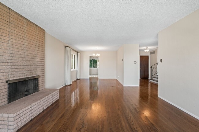 Building Photo - Single-Family Home Located in Peaceful Nei...