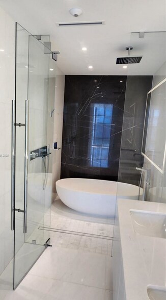Building Photo - 300 Biscayne Boulevard Way
