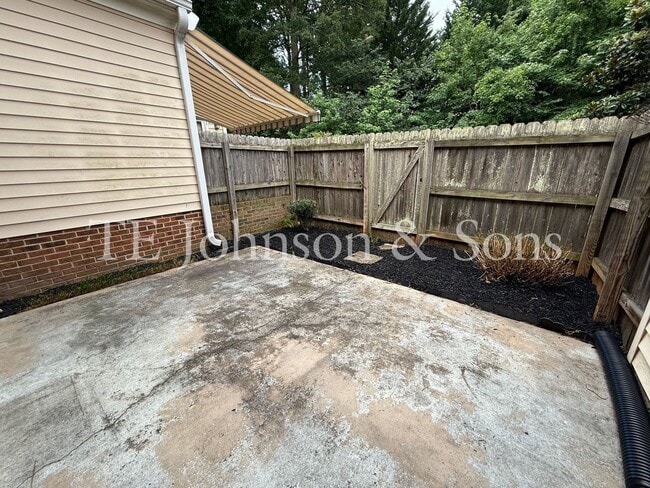 Building Photo - Stylish Townhome with Ensuite Baths & Comm...